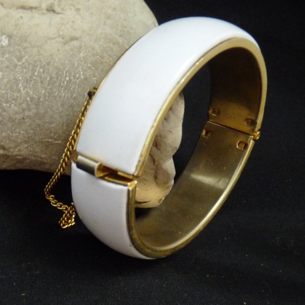 Vintage mod white gold hinged bangle bracelet enamel chain mid century